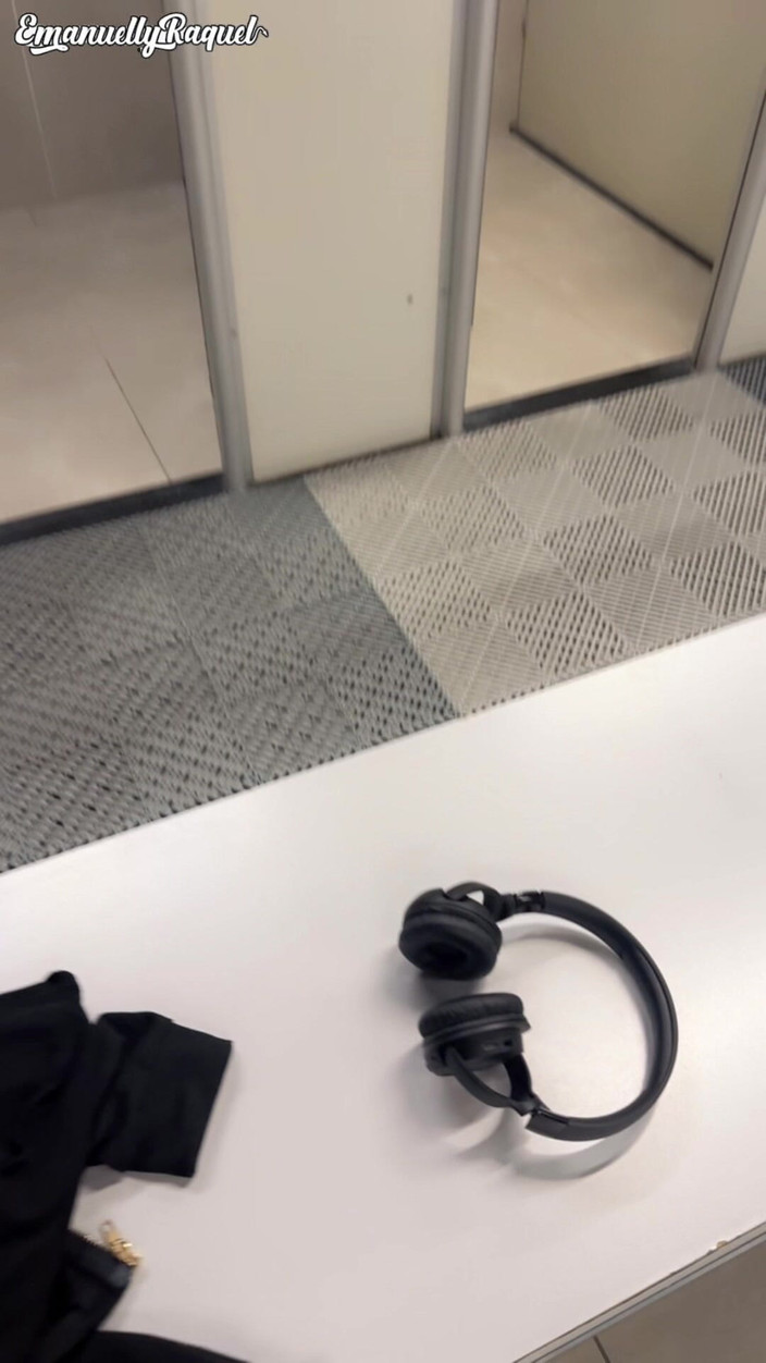 Emanuelly Raquel: Plyaing na toaletě v tělocvičně