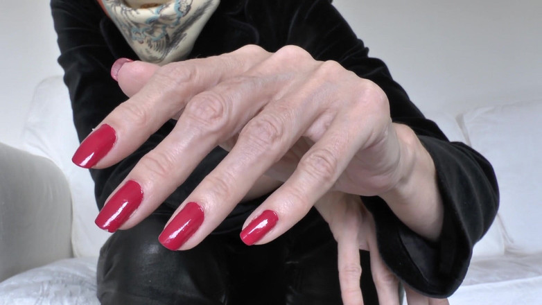 Lady Victoria Valente: Uñas rojas clásicas, Lady Victoria Valente
