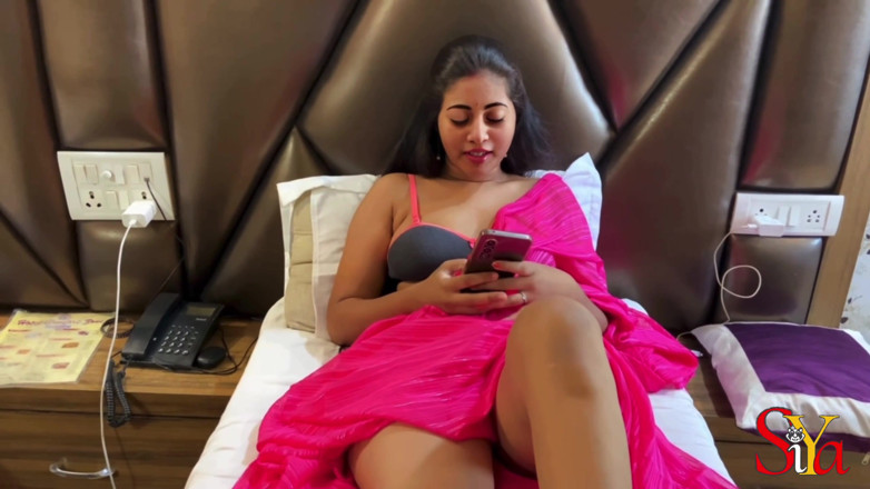 Vicky Siya: Hintli seksi kadın kocasıyla konuşurken sikiliyor