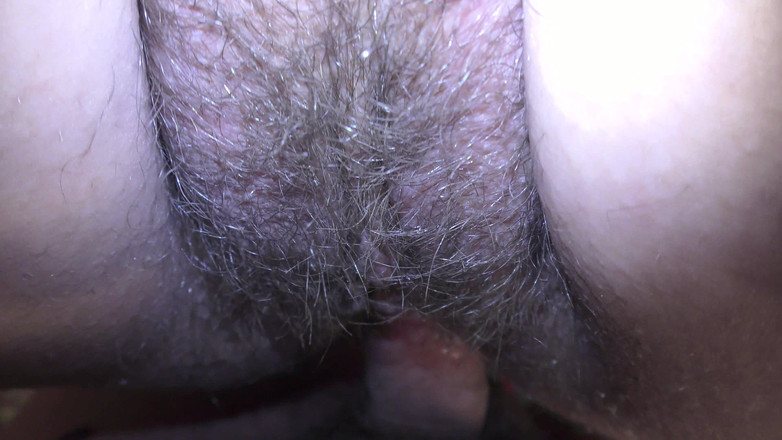 Milky Mari: Getrouwd harig poesje krijgt een enorme creampie binnen! Close-up - Milky...