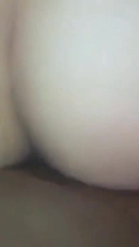 Cewek sange ini lagi asik dudukin kontol besar pria kulit hitam sambil goyangin pantat montokku