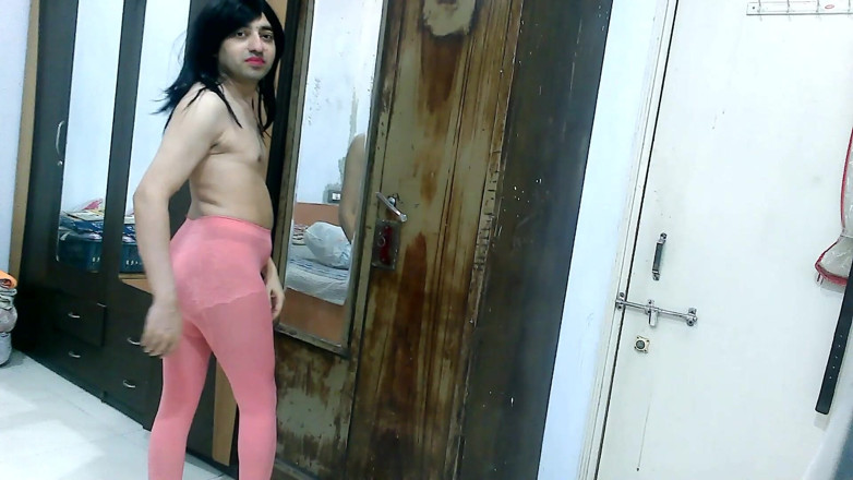 Cute & Nude Crossdresser: सुंदर बहन क्रॉसड्रेसर फेमबॉय स्वीट लॉलीपॉप गुलाबी पेंटीहोज बांध रही है।