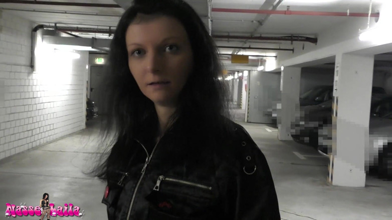 Laila Banx: In der parkrampe tief in den hals geschluckt!