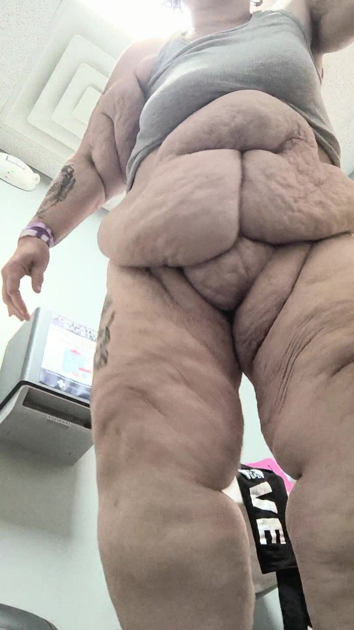 HerculesnVENUS: 床に立っているエッチな剛毛マンコが絶頂着地