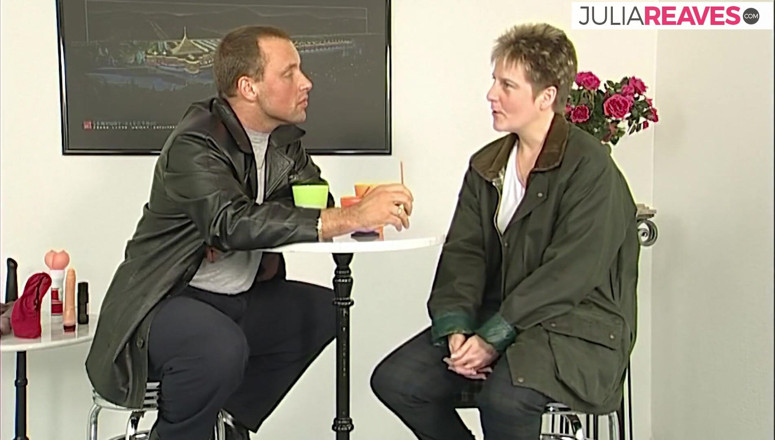 Retro German Casting Tour: Une MILF sexy se déshabille et s'enfile un énorme gode
