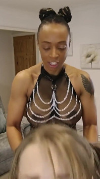 April en Lola - lesbische cuck