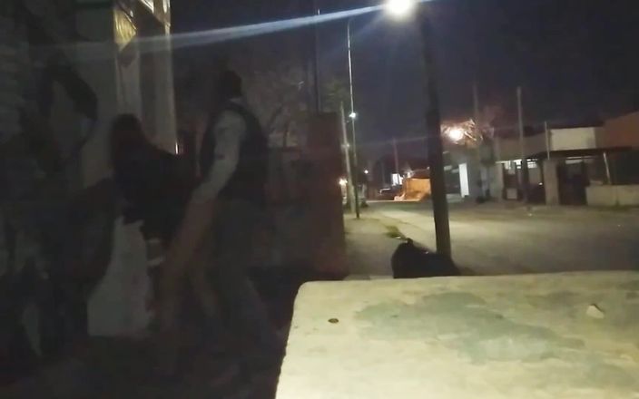 Active Couple Arg: Riskantní sex na ulici blikající nahé šukání venku