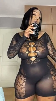 Ebony bbw striptýz a kundička
