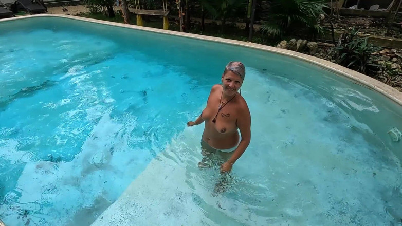bekycarril: Risky Blowjob at the Swimming Pool in a Resort