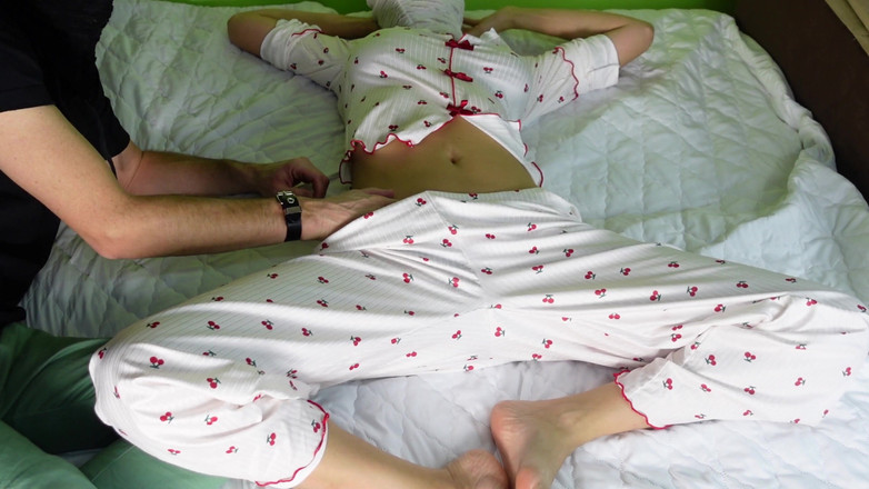 carolinefist: Hartes Faustkämpfen am Morgen im Schlafanzug nach einer Nacht mit...