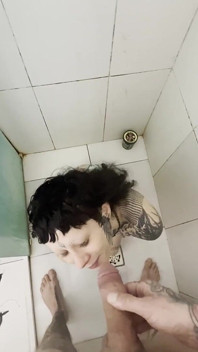Puta tatuada nunca se detiene a medio camino cada gota, todo el tiempo, toda la orina
