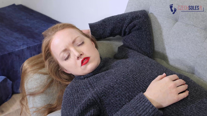 Czech Soles - foot fetish content: Ginger acıtıyor, kokan ve terli büyük ayaklar