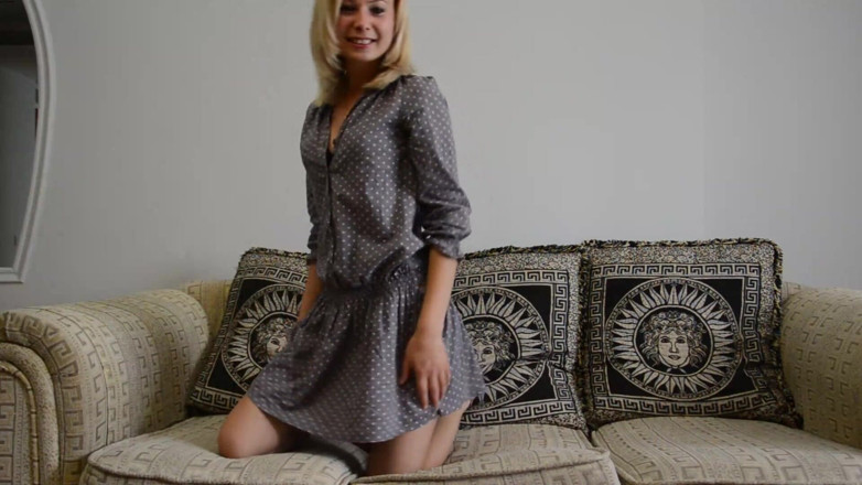 Perv Milfs n Teens: Si blonde berbogel di sofa - MILF sesat dan remaja