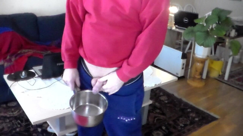 Sex hub male: John kencing di dapur