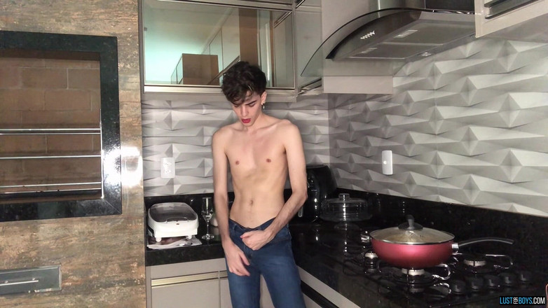 Lust for boys: Yarağının suyunu sürtüyor