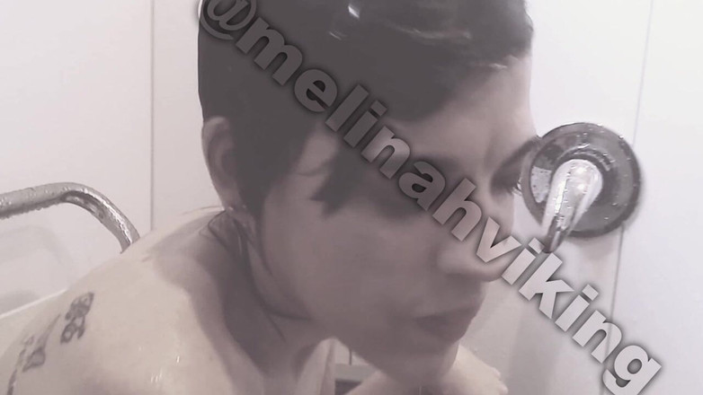 Melinah Viking: Luv Me When Wet