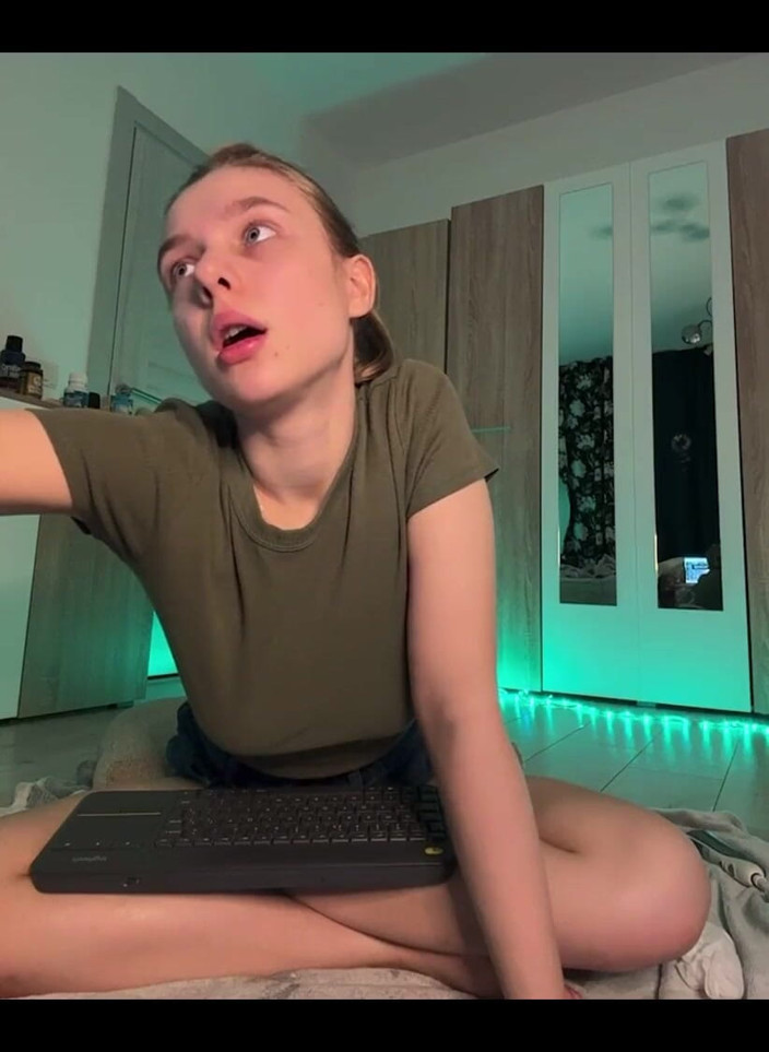 JuiceLussie: Squirting and Nipple Clamps