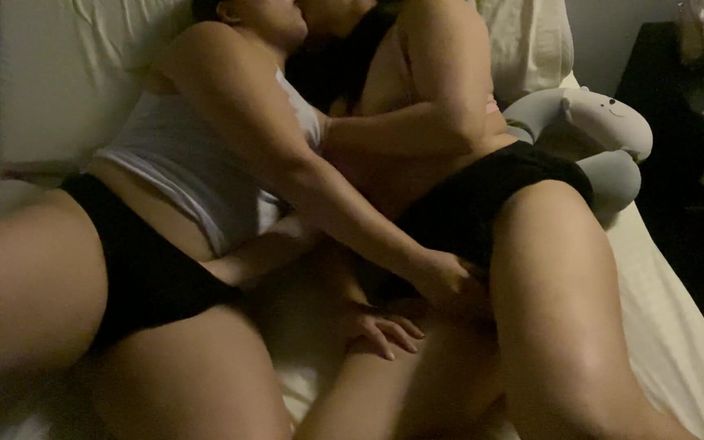 Zoe &amp; Melissa: Lesbijki gorąco podczas leżenia i spotykają się razem