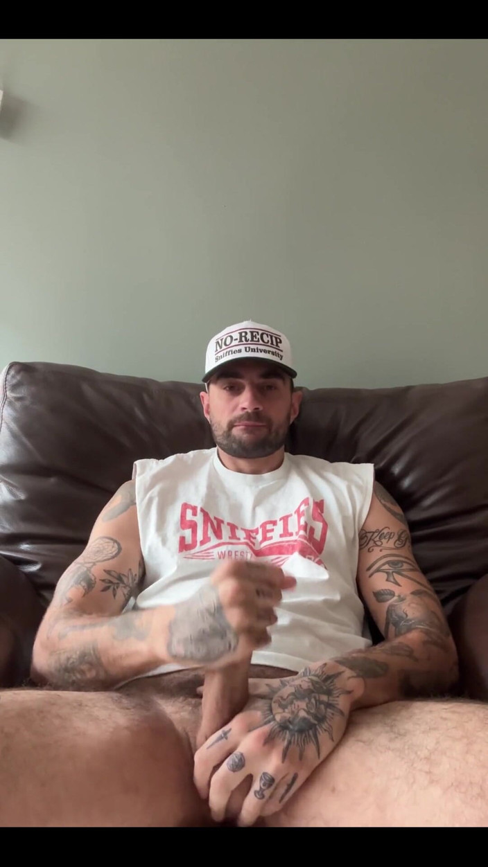 Eli Thorne: Quick Solo Morning Jerking Big Cock