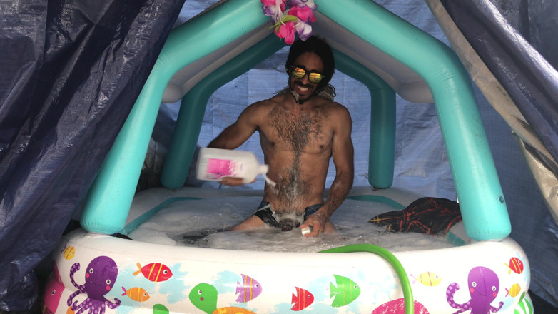 Arthur Eden aka Webcam God: Mandi gelembung di kolam saya