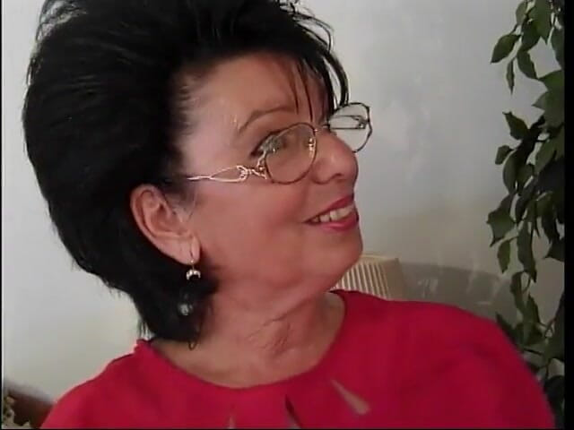 Give me BBW: Duża cycata dojrzała brunetka udowadnia, że panie po czterdziestu pięciu roku życia...