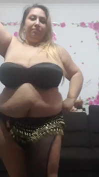İri güzel kadın göbek dansı