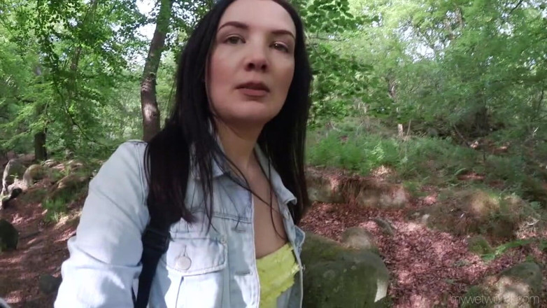 Faye Taylor: Zoufalá čůrání v lese č. 2