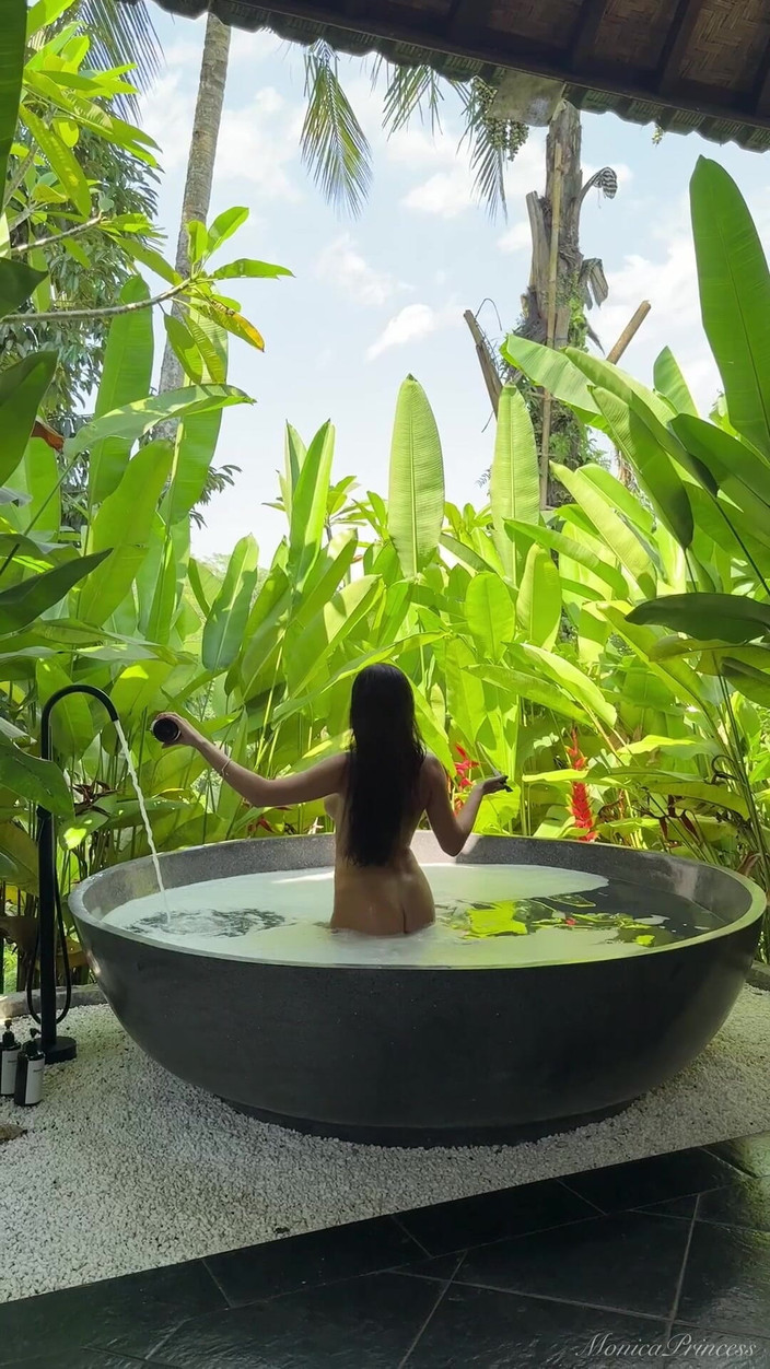 Princess Monica: Si scatena con me in un bagno bollente nudo nella...