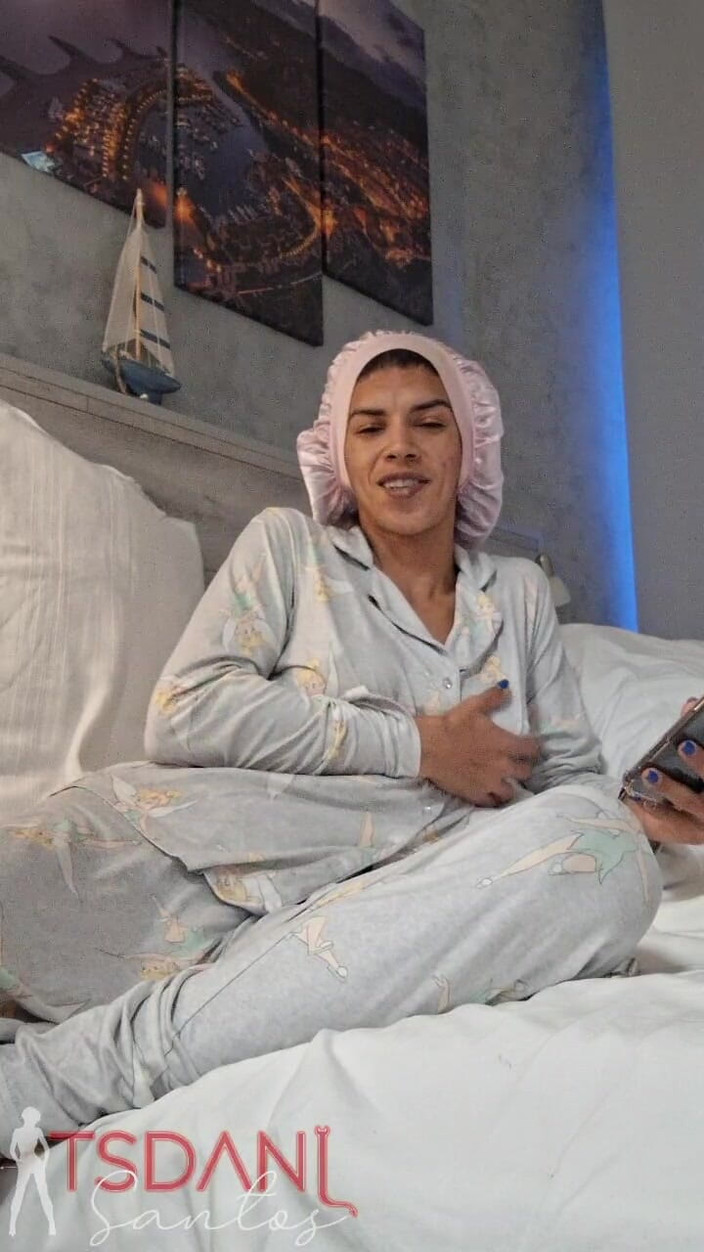 Tsdanisantos1: Zu Hause zeigt eine gute Shemale ihren Schwanz