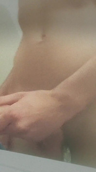 Io e io mi tocco le dita in bagno
