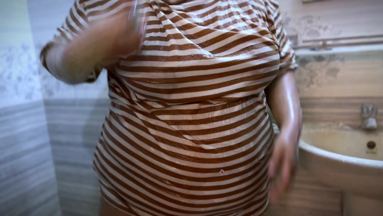 Your Boy's Cum: Bada dodh Wali cacci - 印度大屁股和巨乳性感热辣阿姨在我的厕所里淋浴，然后我抓住了她并记录并操她