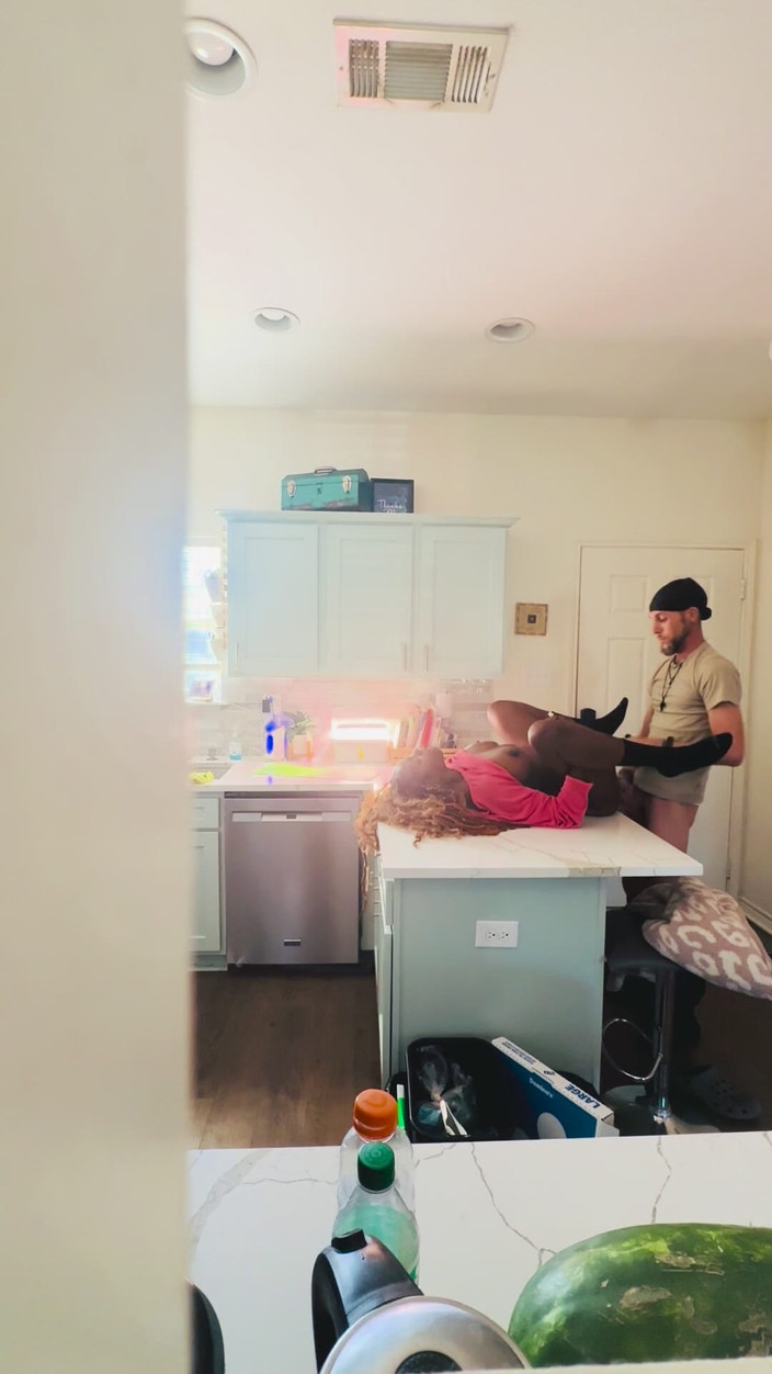 White chocolate: StepSon přistihne svou ebenovou prsatou mámu při šukání bílého souseda.