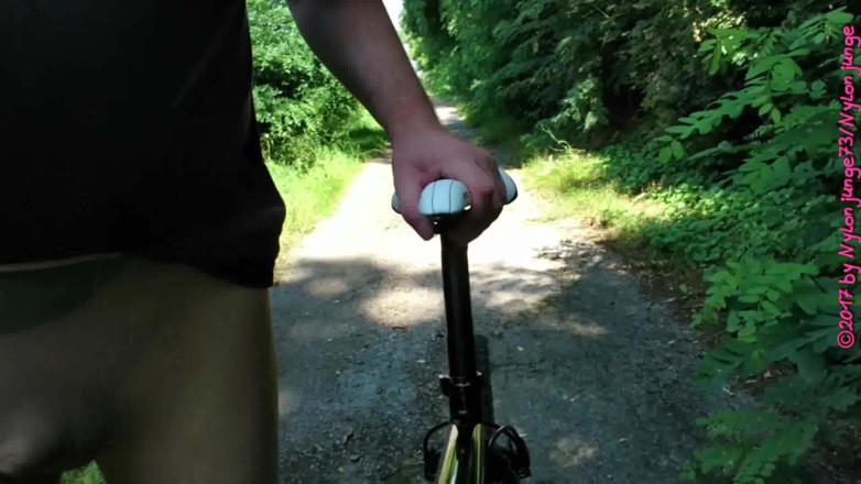 Carmen_Nylonjunge: Horny while riding in pantyhose