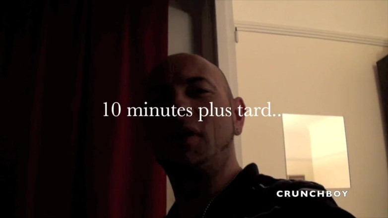 STRAIGHT BOY CURIOUS: Il ragazzo di sneaker viene scopato da un arabo con...
