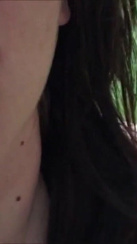 Nadržená brunetka je ošukaná venku dvěma muži
