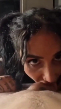La milf tettona tatuata ingoia avidamente un grosso carico mattutino