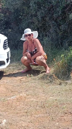 Wanita ini kencing di lapangan parkir pantai