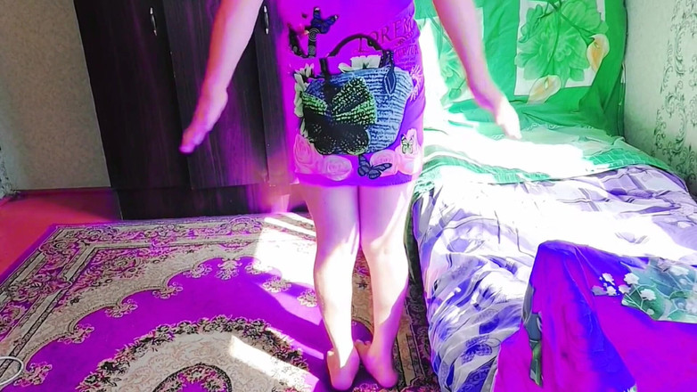 Kitty_Cross: Speels mietje zittend in benen op donzig roze tapijt