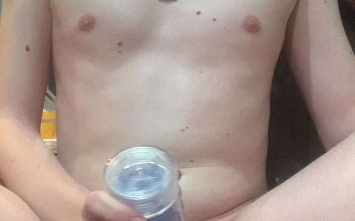 Brashen: Zrzka Ashen Cums Hluboko v Fleshlight