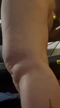 Podvádějící děvka manželka dostane dobré šukání dozadu v pracovní dodávce - sexy manželka Trix