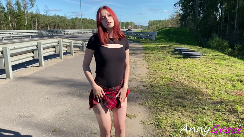 AnnyGrace: Chica caliente se desnuda en la carretera y mostró su...