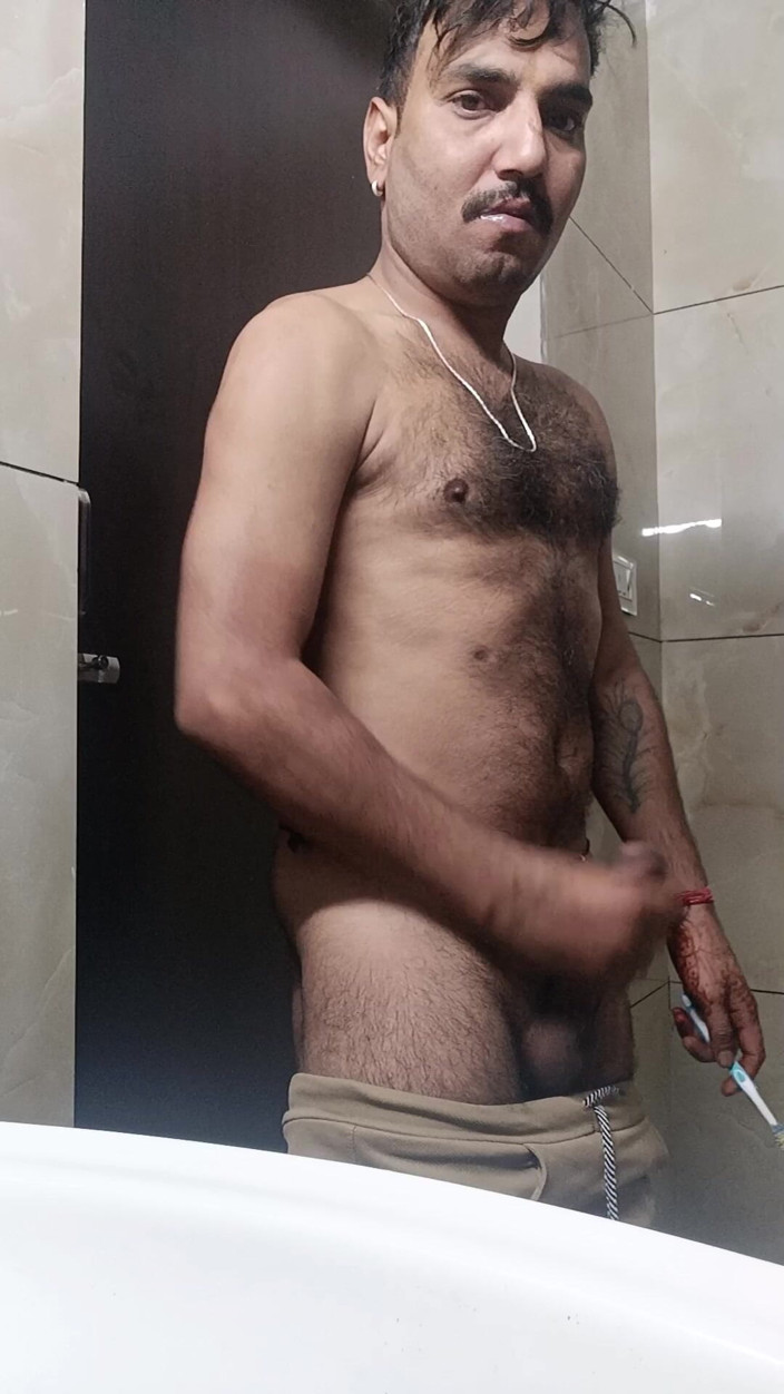 Rajasthani-old-lover: Hombre indio disfruta de la ducha y show de masturbación...