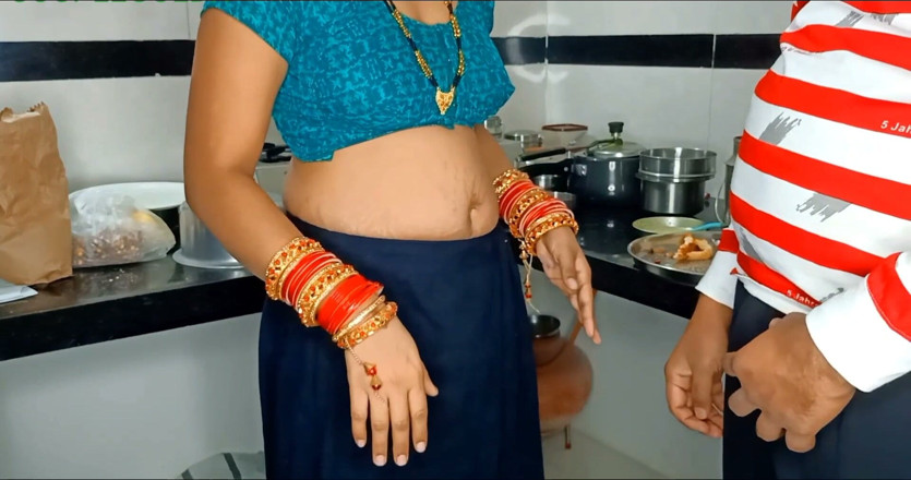 Kavitha_Vintho_: Makcik desi India di dapur suami kami seks berdiri dengan...