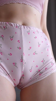 Memek cameltoe ibu tiri.