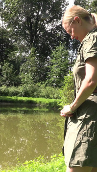 Anglerin Macht Es Sich Fischteich Selber
