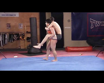 European Lift and Carry Club: Samantha Sunny ve wrestlingovém zápase se svým chlapcem