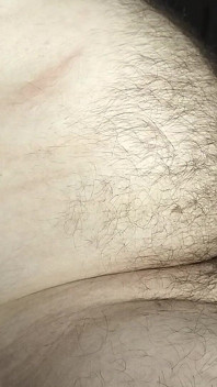Nesestříhaná baculatá gay masturbuje a stříká