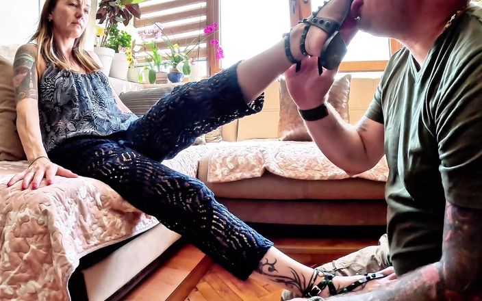 Mistressyammyboots: 내 발바닥을 핥아, 너의 자리를 알아