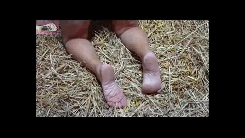 Casal Gresopio BDSM: एक घास के ढेर में एक समलैंगिक दास 1 - देखें