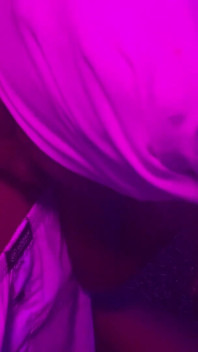 Sexy kouření ebenové teenagerky se sací rty a akcí jazyka POV